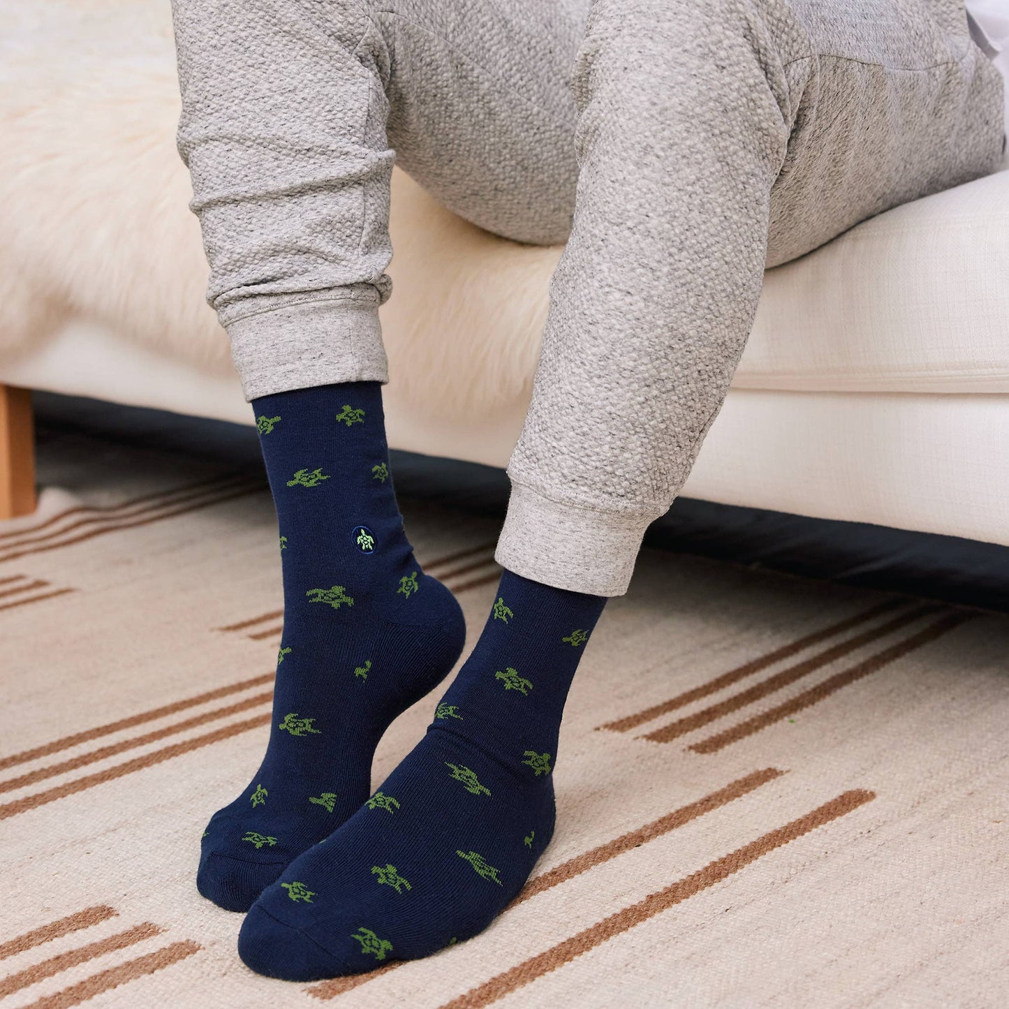 Socks that Protect Turtles (Navy Turtles): Default / Medium
